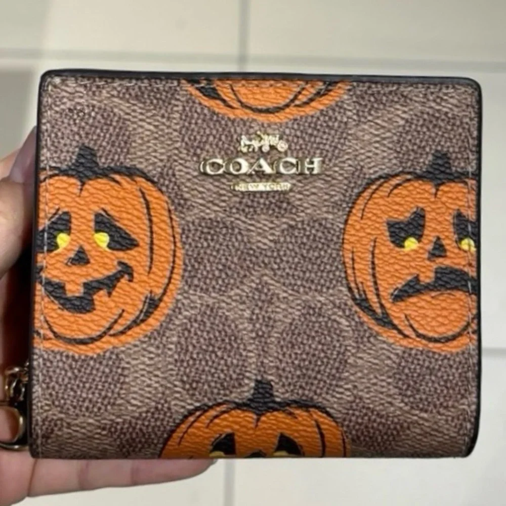 COACH Snap Wallet w Pumpkin Print CCR19 Signature Canvas Halloween 2025 NWT